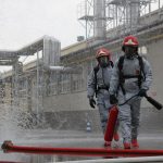 Distribusi Bantuan di Pinggir Sungai